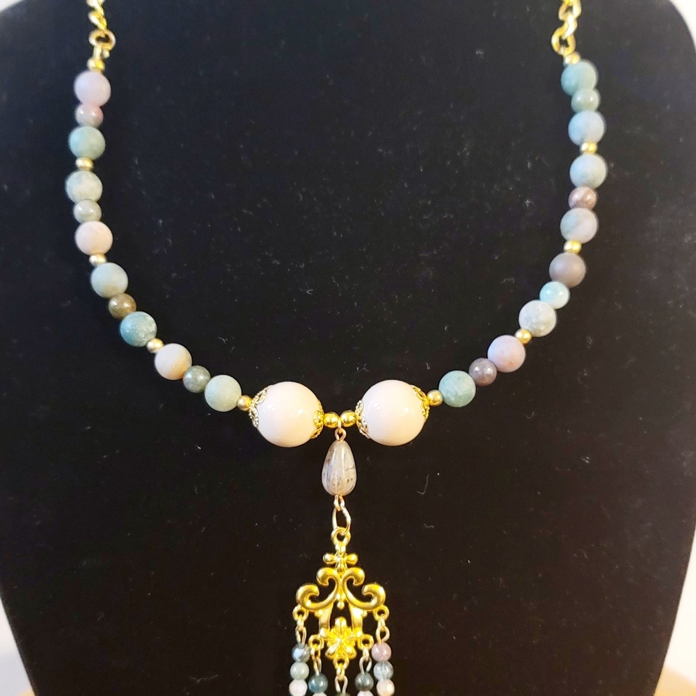 Elegant Crafted Goldtone Beaded Necklace with Vibrant Indian Agate and Jasper - Picture 6 of 7